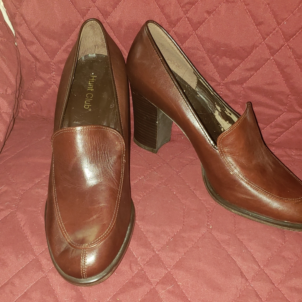 Brown leather slip on heeled shoes